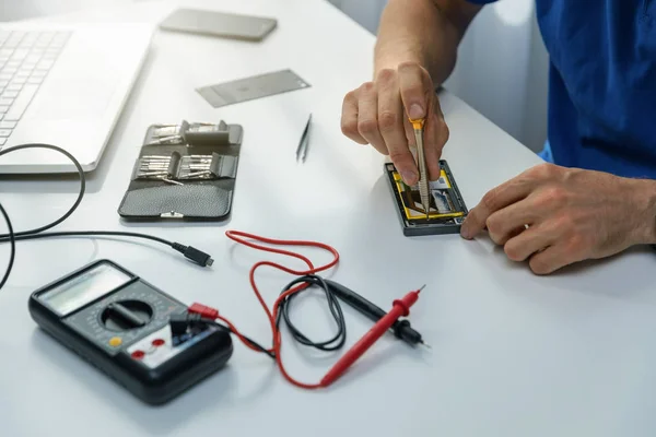 Smartphone Reparationer Tekniker Reparera Defekta Telefonen — Stockfoto