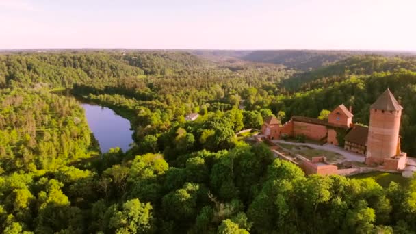 Flygfoto Turaida Slottet Och Floden Gauja Solnedgången Lettland — Stockvideo