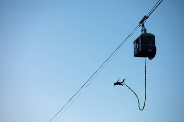Teleferik dan bungee jumping