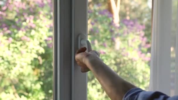 Ventana Pvc Plástico Abierta Mano Casa — Vídeo de stock