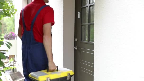 Trabalhador Com Caixa Ferramentas Caminhar Para Uma Casa Cliente Tocar — Vídeo de Stock