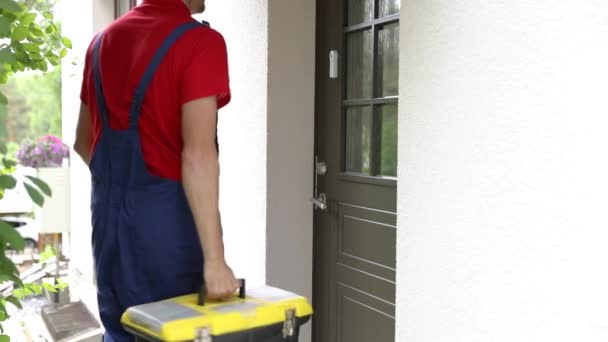 Travailleur Avec Boîte Outils Marcher Jusqu Une Maison Cliente Sonner — Video