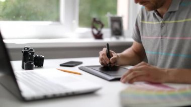 grafik tasarımcı Office dijital çizim tabletiyle çalışma İşyerinde
