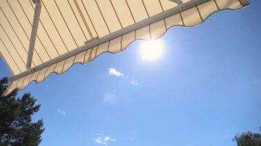 karşı mavi gökyüzü güneşli günde açılış tente