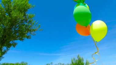 mavi gökyüzü arka plan üzerinde renkli balonlar