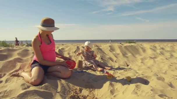 Madre Jugando Con Niño Playa — Vídeos de Stock