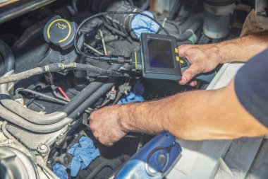 Mekanik teftiş yapan araba motoru video borescope kamera ile 