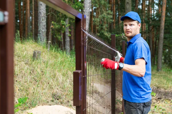 Man Installera Brun Metall Staket — Stockfoto