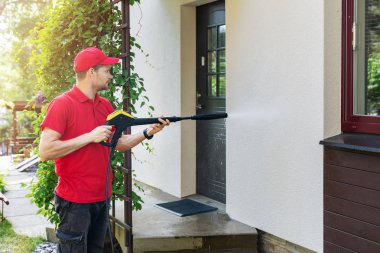 Yüksek basınçlı çamaşır makinesi temizleme cephesinde çalışan işçiler