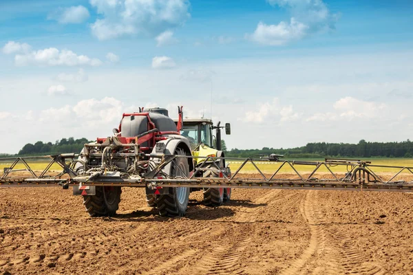 Tracteur Avec Pulvérisateur Sur Terrain — Photo