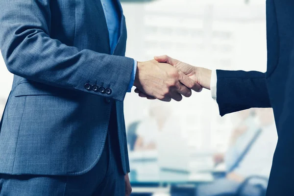 Gente Negocios Reunión Apretón Manos Sala Conferencias — Foto de Stock