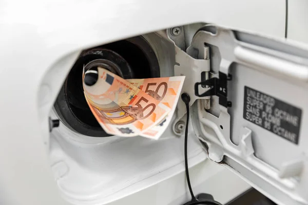 Concept Frais Transport Argent Euros Dans Réservoir Carburant Voiture — Photo