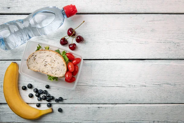 Lunchbox Mit Sandwich Und Früchten Auf Weißem Holztisch Mit Kopierraum — Stockfoto