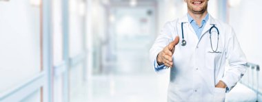 mutlu dostu doktor hastane koridorda ayakta. güven ve ortaklık kavramı