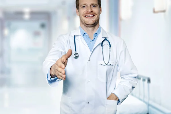 Sıkışma Için Hazır Hastane Koridorunda Duran Dostu Gülümseyen Doktor — Stok fotoğraf
