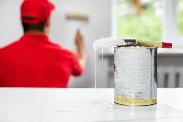 Heimwerker Innenanstrich Farbpinsel Mit Farbeimer Auf Dem Tisch — Stockfoto