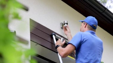 merdiven ve değişikliği ev cephe lamba ampul ayakta elektrikçi