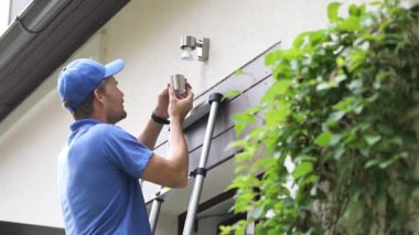 Elektrik bakım - elektrikçi değiştirmek ampuller evin dış duvar lambası