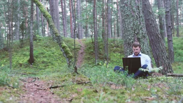 Młody Biznesmen Pracy Laptopie Pod Drzewa Lesie — Wideo stockowe