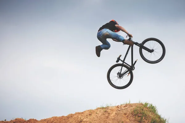 Mtb Dirt Rider Dělá Trik Skok — Stock fotografie