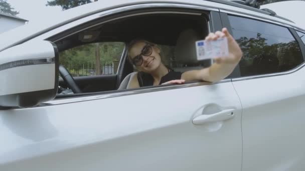 Joven Feliz Mujer Mostrando Nueva Licencia Conducir — Vídeo de stock