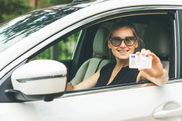Gelukkig Jonge Vrouw Toont Haar Rijbewijs Door Auto Raam — Stockfoto