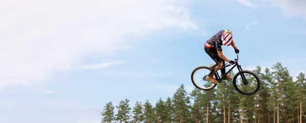 Rider Vysoko Skákat Kole Kopie Prostor — Stock fotografie