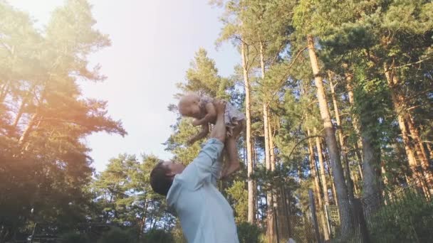 Kärleksfull Pappa Leker Med Sin Dotter Hemma Bakgård Far Lyft — Stockvideo
