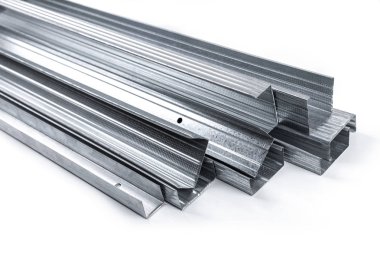 Beyaz arka plan üzerinde izole Alçıpan metal profilleri