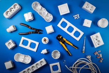 mavi arka plan üzerinde ve elektrik araçları. üstten görünüm düz yatıyordu