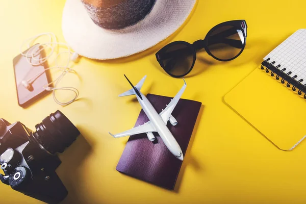 Zeit Reisen Reiseaccessoires Auf Gelbem Hintergrund — Stockfoto