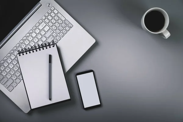 灰色办公桌与笔记本电脑智能手机杯咖啡 具有复制空间的顶部视图 — 图库照片