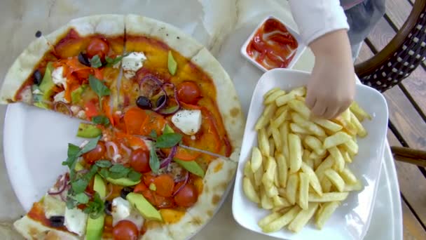 Mão Criança Pegar Batatas Fritas Com Ketchup Prato Vista Superior — Vídeo de Stock