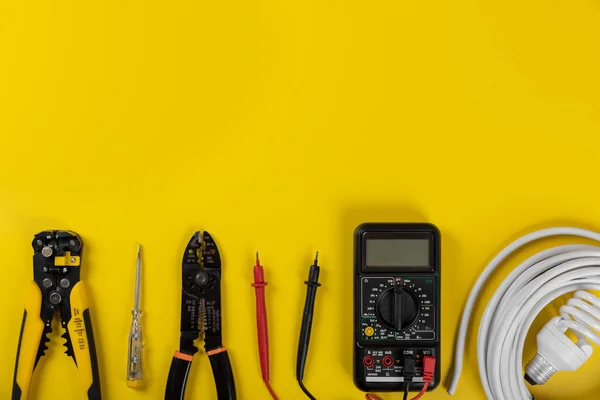 Hulpmiddelen Van Elektrische Installatie Gele Achtergrond Met Kopie Ruimte — Stockfoto