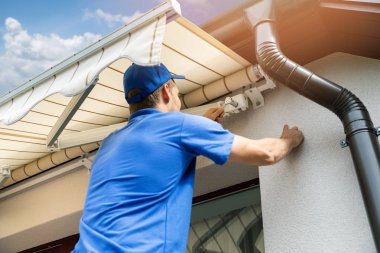 adam tente ev cephe duvarına balkon penceresi üzerinde yükleme