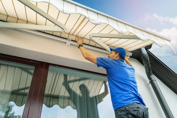 Trabajador Instalar Toldo Pared Casa Sobre Ventana Terraza — Foto de Stock