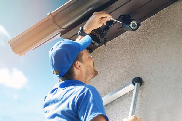 Mann Installiert Outdoor Überwachungskamera Für Die Sicherheit Hause — Stockfoto