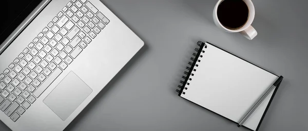 办公桌 配备笔记本电脑 咖啡和空白笔记本 顶部视图 — 图库照片