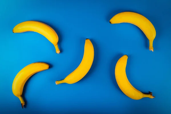 青の背景にバナナ — ストック写真