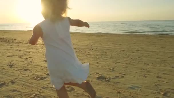 Glad Lekfull Liten Flicka Vit Klänning Kör Stranden Sand Till — Stockvideo