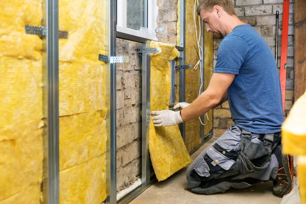 Oude Huis Wederopbouw Bouwvakker Bakstenen Muur Met Glaswol Isolatie — Stockfoto