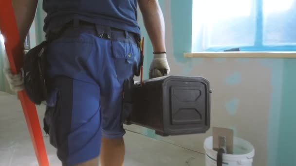 Travailleur Construction Marchant Travers Appartement Avec Boîte Outils Niveau Dans — Video