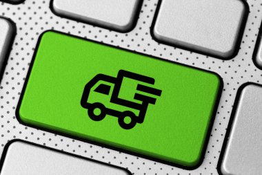Online alışveriş ve teslimat kavramı. Laptop klavye düğmesine kamyon simgesiyle