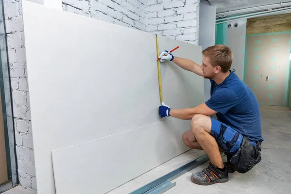 Hombre Que Mide Hoja Yeso Para Construcción Interior —  Fotos de Stock