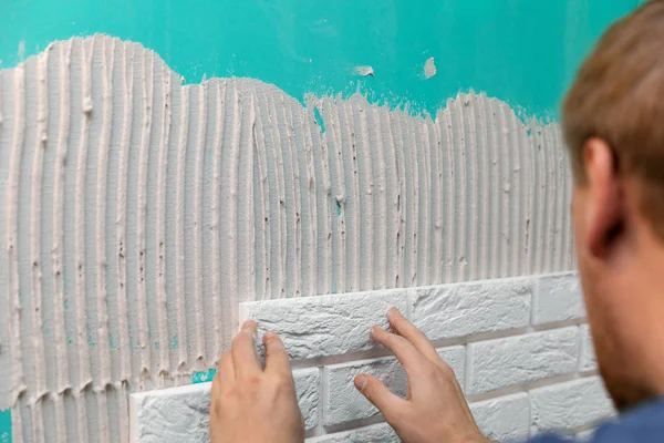 室内の壁にレンガ調タイルを敷設の瓦職人 — ストック写真