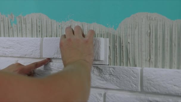 Εργάτης Τοποθέτηση Πλακιδίων Λευκή Τούβλα Στον Τοίχο — Αρχείο Βίντεο