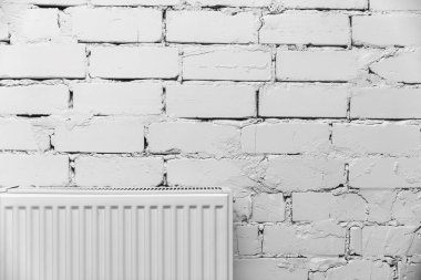 Beyaz tuğla duvar radyatör ile