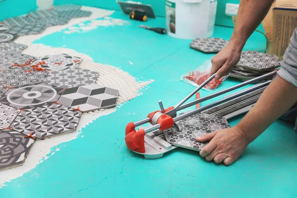 Ladrilho Telha Corte Com Cortador — Fotografia de Stock