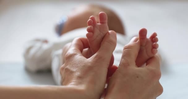Mamma Gör Nyfödd Baby Fötter Massage — Stockvideo