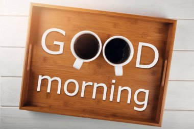 Günaydın - metin ile bir tepsi üzerinde iki kahve fincanı